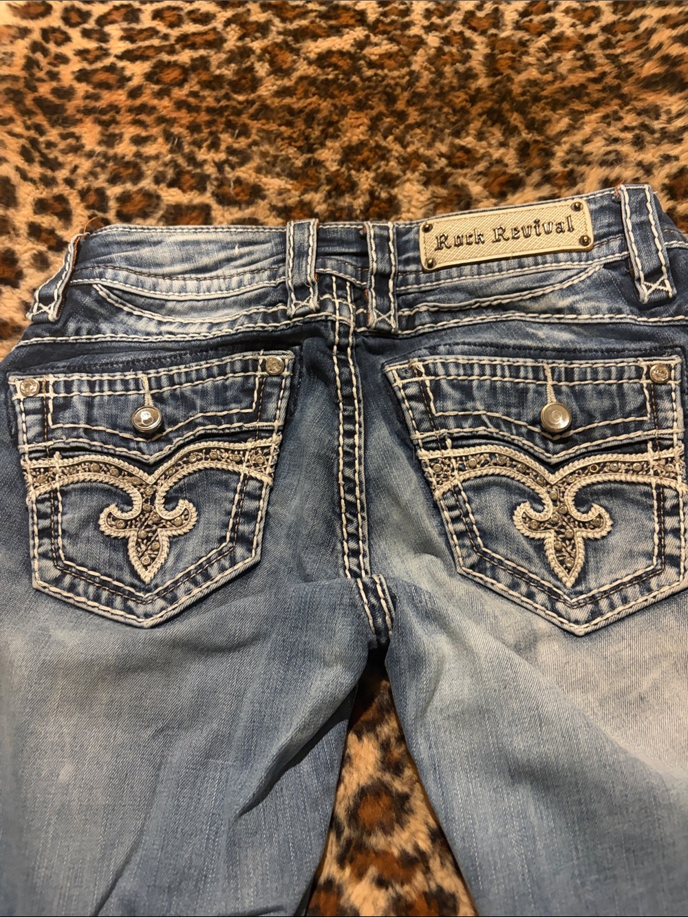 Rock Revival easy straight Jeans with Embroidered Back Pockets